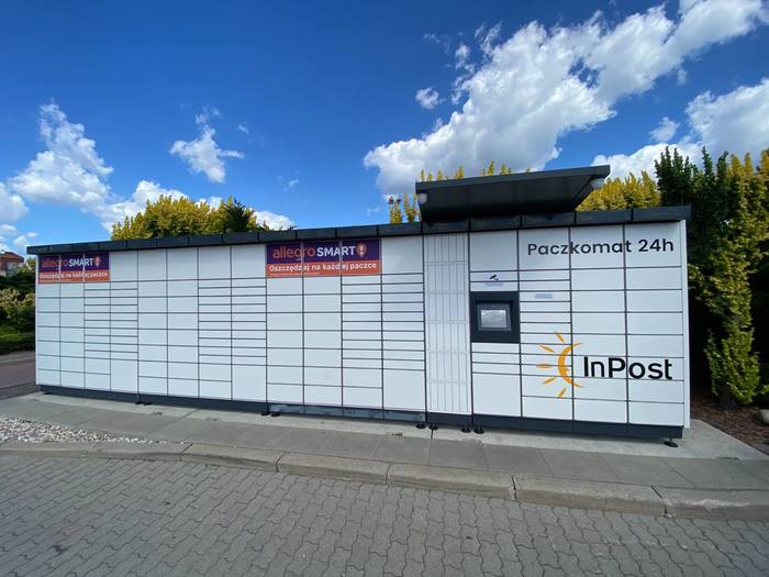Paczkomat WAW74M Na parkingu środkowym