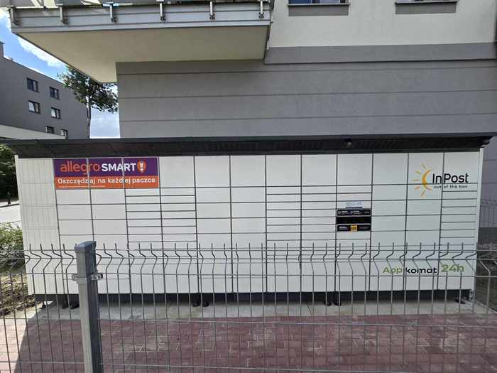 Parcel Locker WAW75BAPP Przy wjeździe do garażu budynku Andersena 45