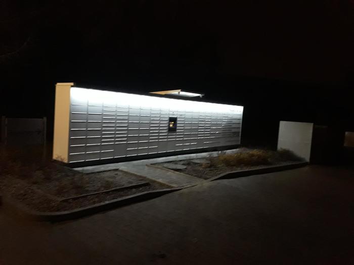 Parcel Locker WAW75M Na tylnym parkingu sklepu Lidl