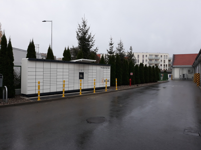 Paczkomat WAW76M Na parkingu sklepu Lidl
