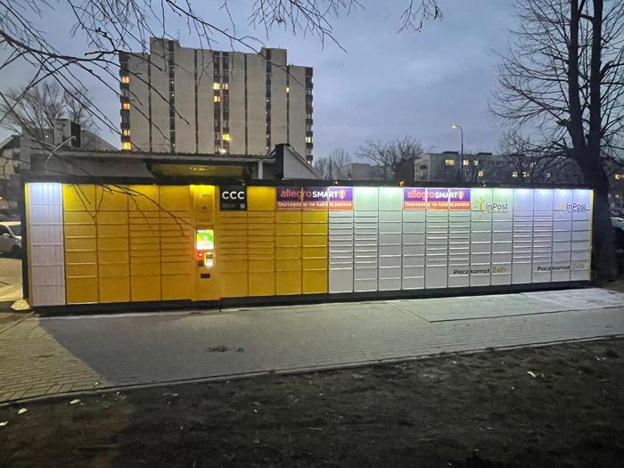 Parcel Locker WAW77A Przy kwiaciarni A.Szewczyk, na rogu ulic Braci Załuskich i Broniewskiego