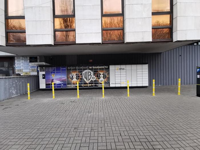 Paczkomat WAW77N Przy Teatrze Capitol od strony ulicy Przechodniej