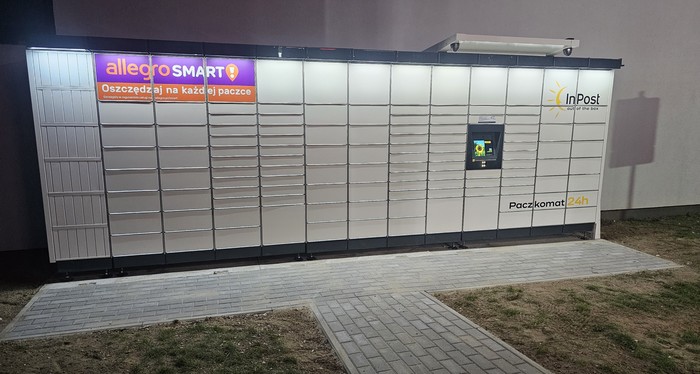 Paczkomat WAW788M między budynkami Aldi a galerią