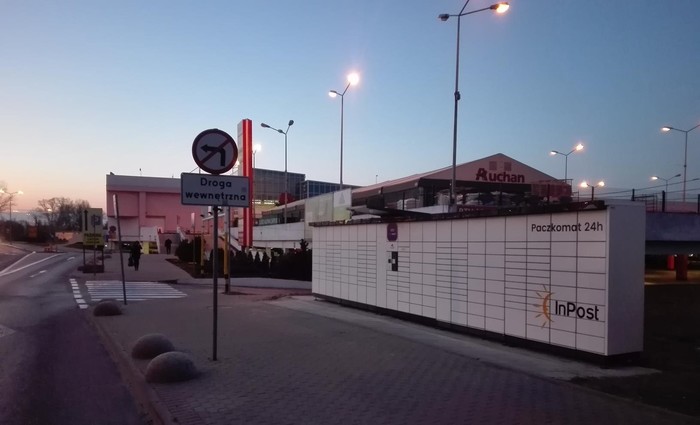 Paczkomat WAW78N Przy markecie Auchan