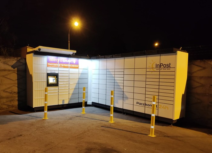 Поштомат WAW799M parking przy wjeździe na teren WAT od strony Radiowej, brama nr 4