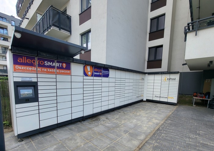 Paczkomat WAW79M Centrum LIM, wejście do pasażu handlowego na poziomie -1