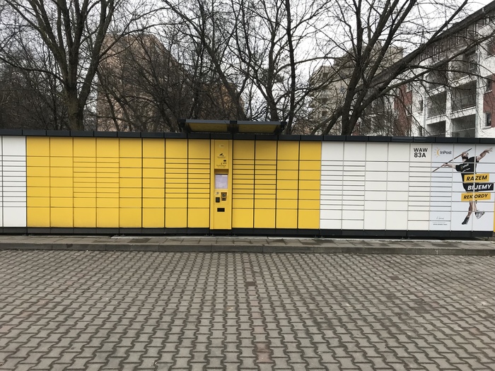 Paczkomat WAW83A Tylny parking za stacją paliw BP