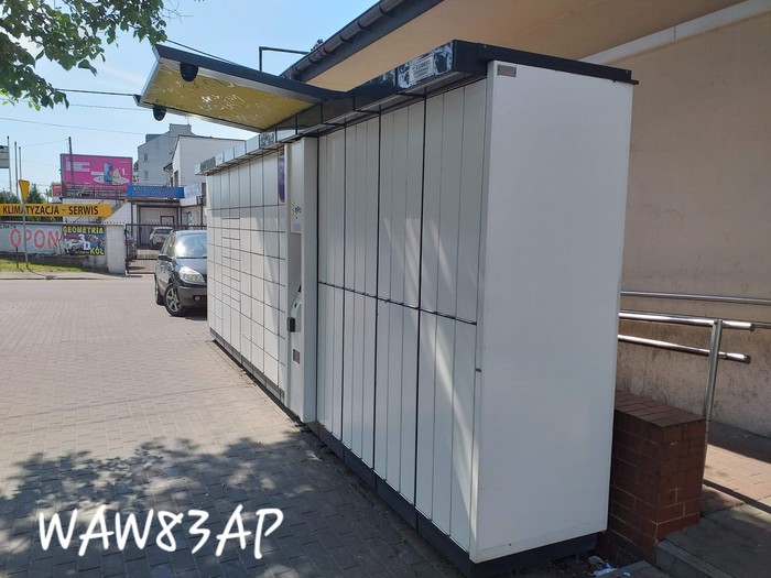 Paczkomat WAW83AP Na osiedlu mieszkaniowym