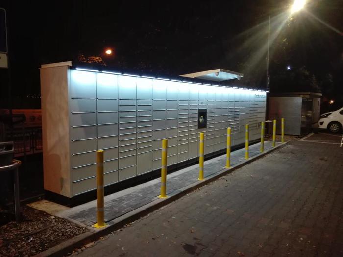 Paczkomat WAW84M Na parkingu sklepu Lidl