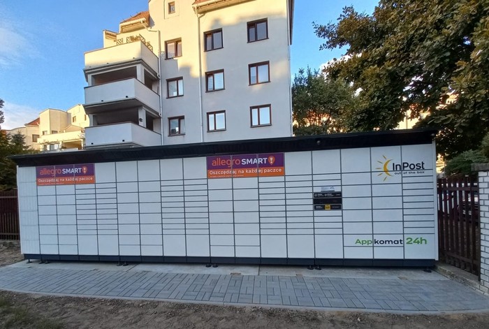 Parcel Locker WAW88BAPP Przy wjeździe na teren osiedla