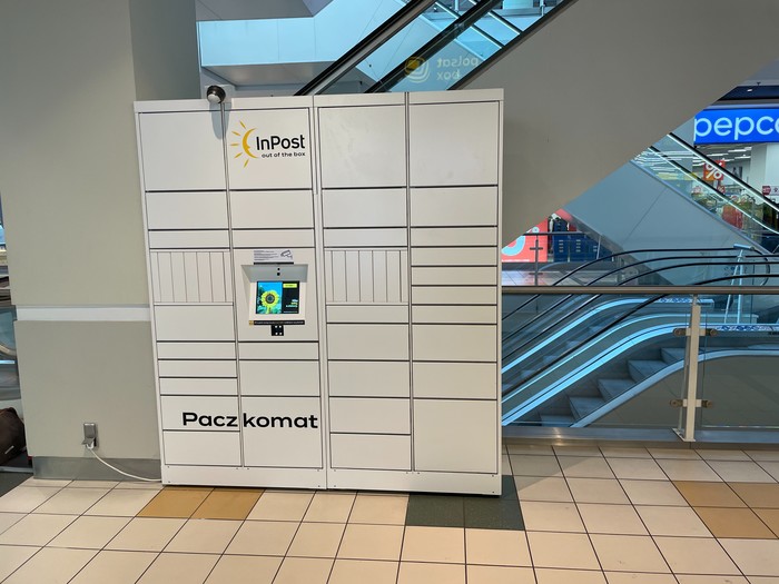 Paczkomat WAW88HP W galerii Blue City naprzeciwko lokalu Plus Polsat BOX