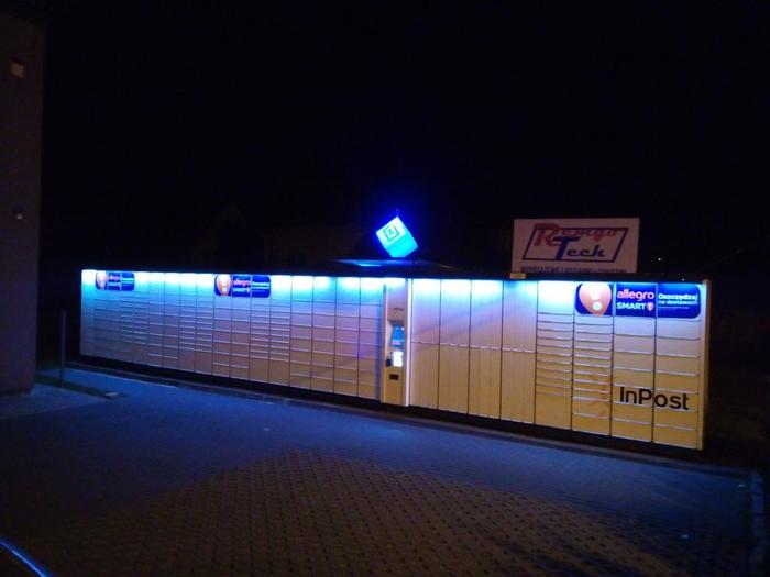 Paczkomat WAW89AP Na osiedlu mieszkaniowym