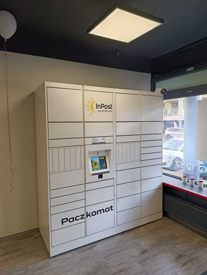 Paczkomat WAW92HP w lokalu pralni