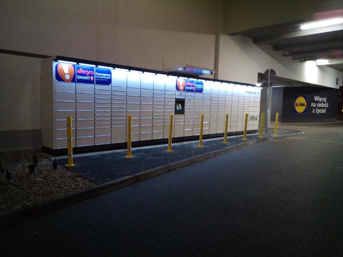 Paczkomat WAW93M Przy wjeździe na parking sklepu Lidl