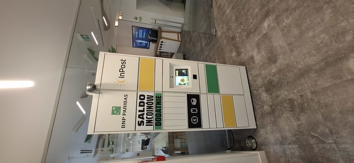 Paczkomat WAW94HP Korytarz przy wejściu do banku BNP Paribas