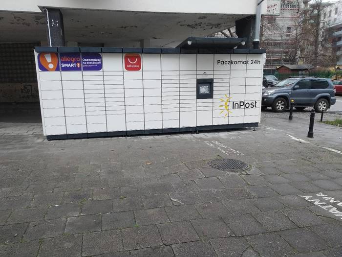 Paczkomat WAW95M Przy wejściu do budynku przy ulicy Topiel 15