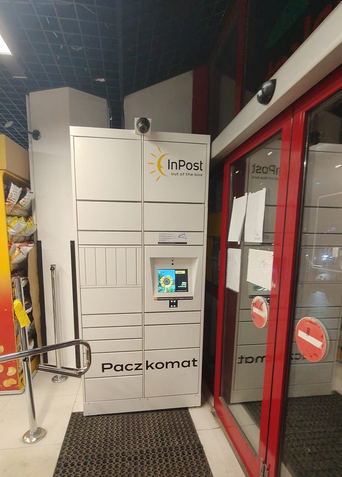 Paczkomat WAW96HP Po prawej stronie wejścia do sklepu u Doroty