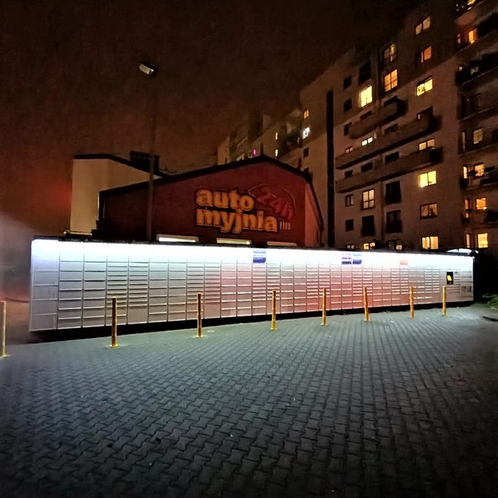 Paczkomat WAW96M Na parkingu myjni samochodowej