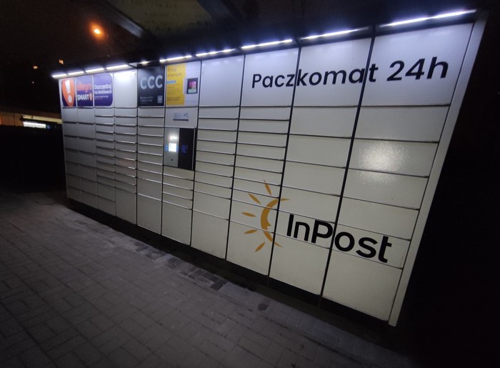 Paczkomat WAW96N Przy budynku mieszkalnym