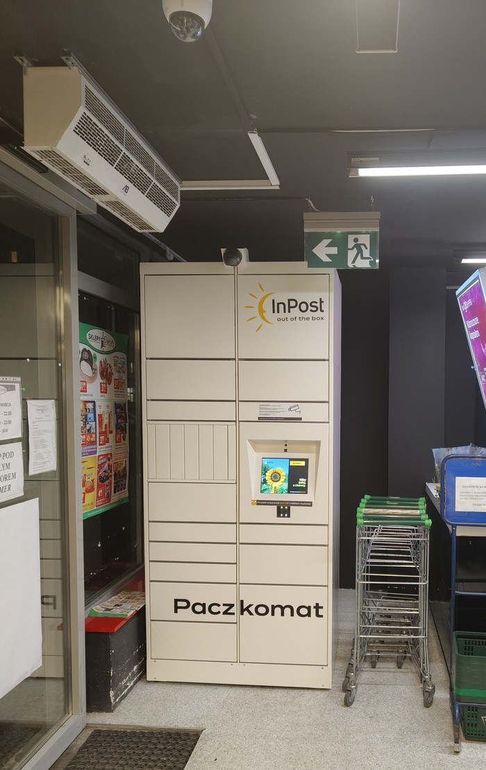 Parcel Locker WAW97HP Po lewej stronie wejścia do sklepu
