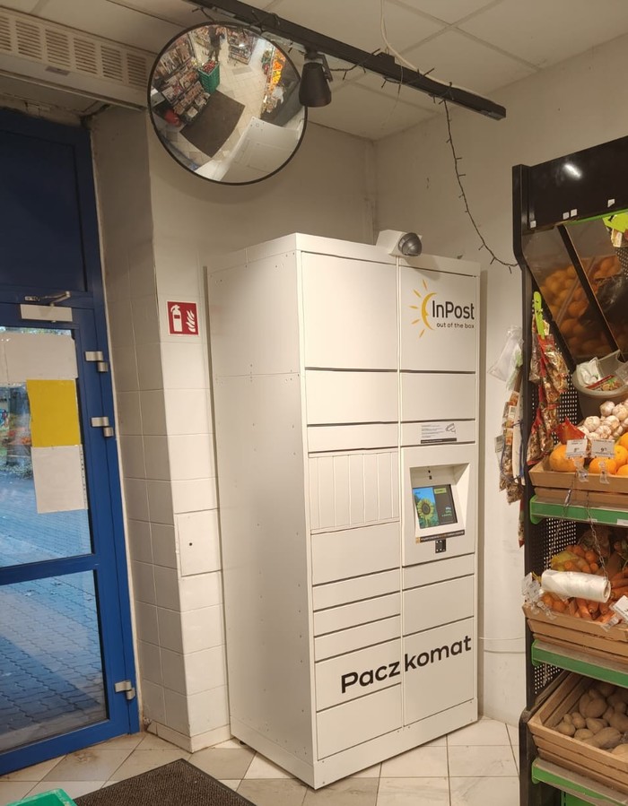 Paczkomat WAW98HP Po lewej stronie wejścia do sklepu