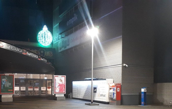 Поштомат WAW98M Przy głównym wejściu do galerii od strony al. Jerozolimskich