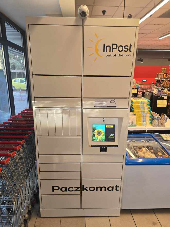 Paczkomat WAW99HP Po lewej stronie od wejścia do sklepu