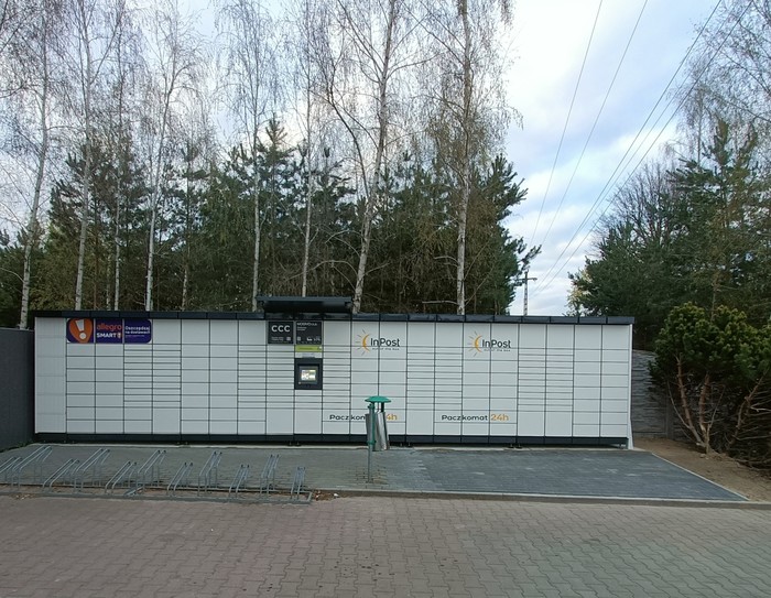Paczkomat WBL01M Na parkingu marketu Vobiano