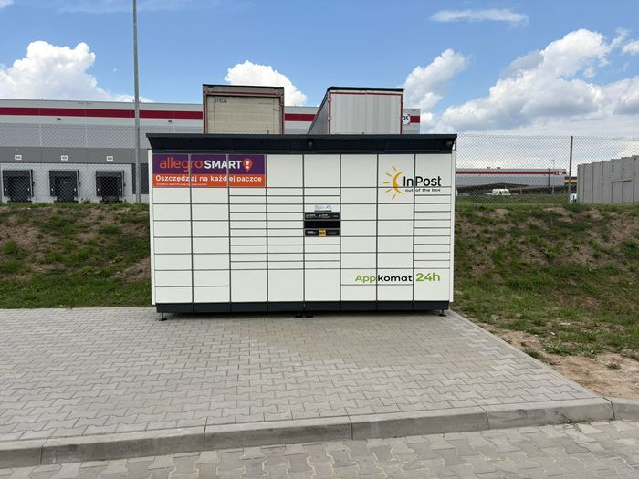 Parcel Locker WBY01BAPP Po lewej stronie od wjazdu na teren Oddziału