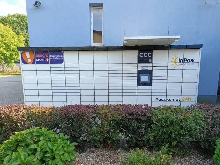 Paczkomat WCA02M na parkingu Gminnego Ośrodka Kultury
