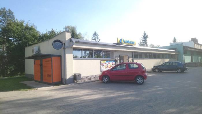 Paczkomat WCE01G Po lewej stronie od wejścia do sklepu Lewiatan