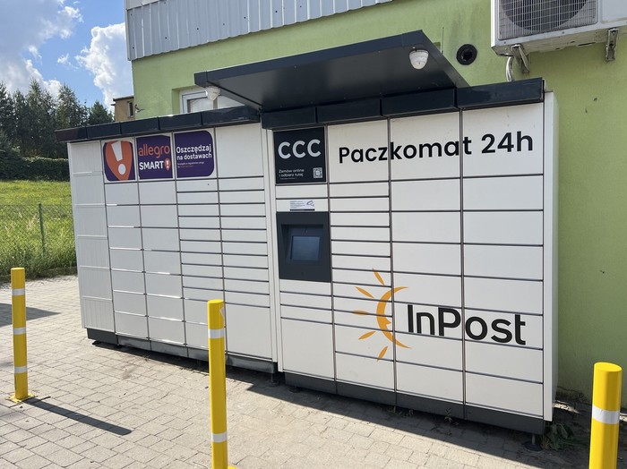 Paczkomat WCZ01M Po lewej stronie od wejścia do sklepu