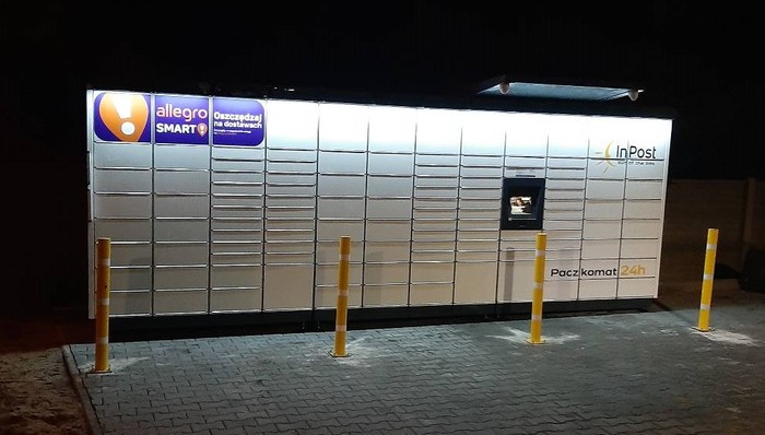 Paczkomat WDA01M Na parkingu marketu Tom-Kor