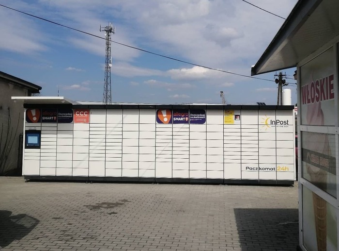 Paczkomat WDG01M Z boku restauracji Kebab House