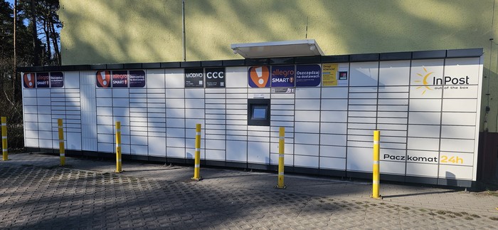 Parcel Locker WDR01M Na parkingu przy sklepie Grosik