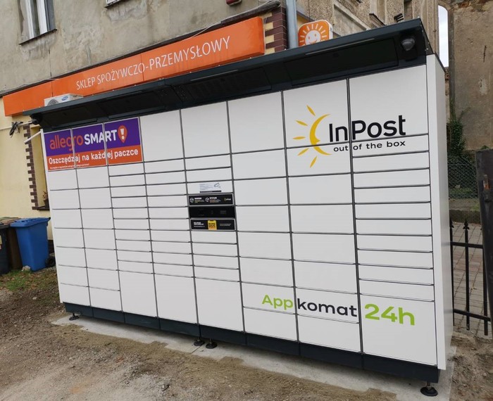 Parcel Locker WDRQ01BAPP Na lewo od wejścia do sklepu