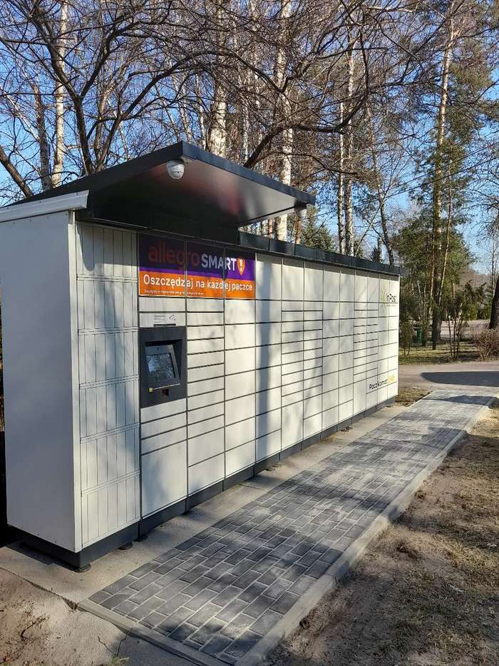Paczkomat WDU01M przy wyjeździe