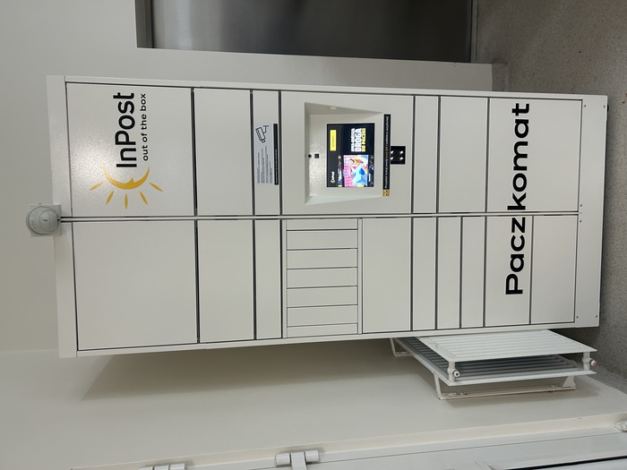 Paczkomat WDW01HP w budynku "C" przy windzie na parterze