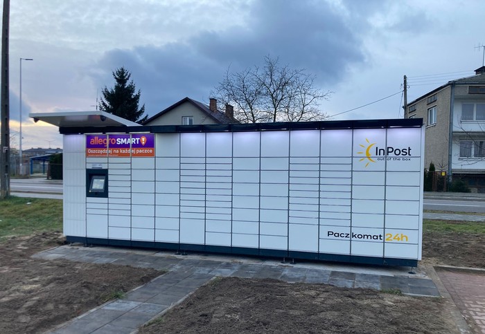 Parcel Locker WDW08M Parking przed budynkiem handlowym
