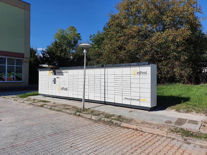 Parcel Locker WDZ01N Na parkingu po prawej stronie od wejścia do sklepu Lewiatan