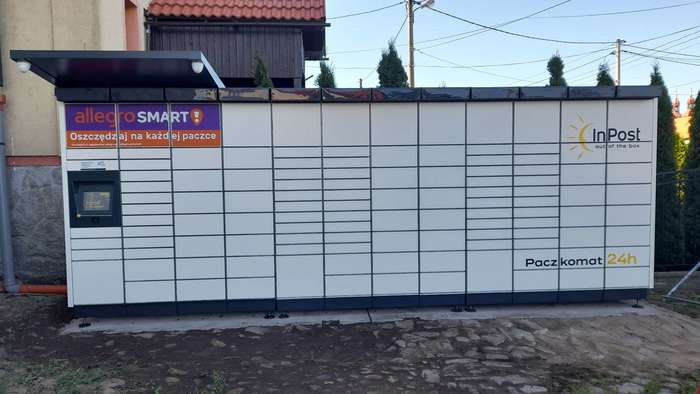 Поштомат WEB01M na parkingu przed budynkiem