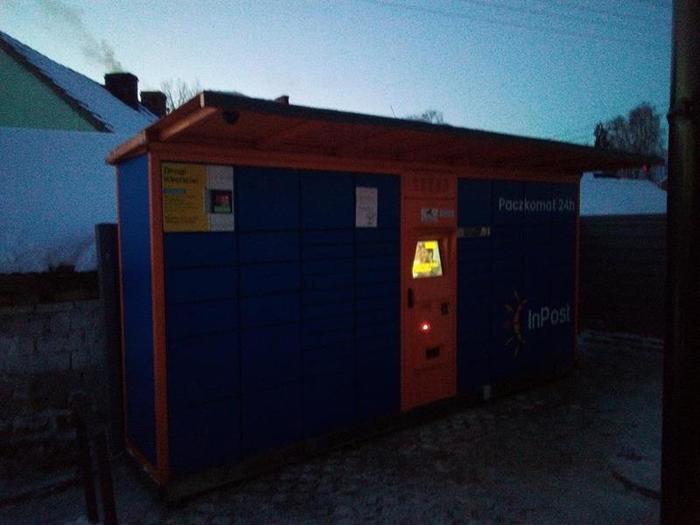 Paczkomat WEE01G przy sklepie
