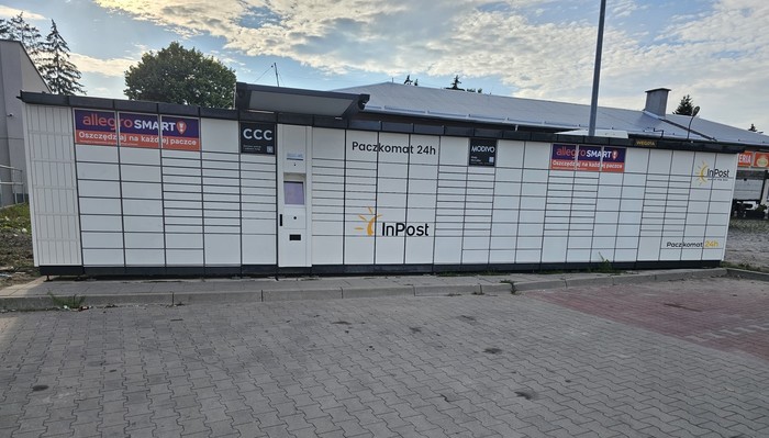 Paczkomat WEG01A Na parkingu przy sklepie Biedronka