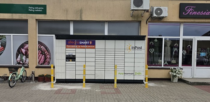 Paczkomat WEG01BAPP przy sklepie spożywczym