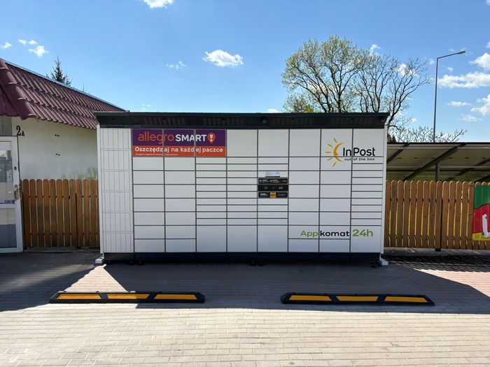 Paczkomat WEG02BAPP przy sklepie spożywczym Promyk