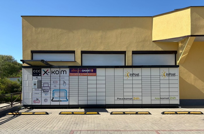 Paczkomat WEG02N przy Delikatesach Centrum