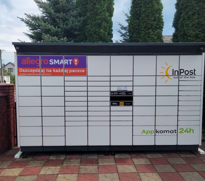 Parcel Locker WEGW01BAPP Przed sklepem wzdłuż płotu