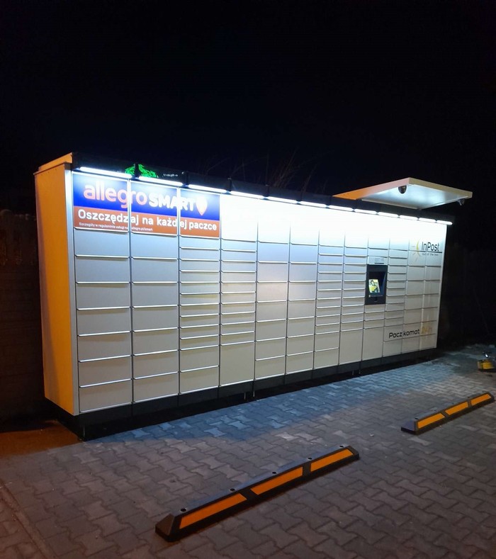 Parcel Locker WEH02M Obok budynku