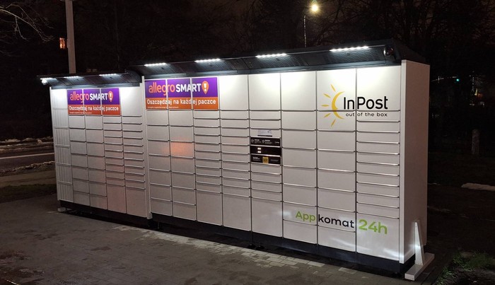 Paczkomat WEJ01BAPP na parkingu
