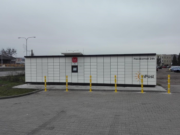 Paczkomat WEJ01M na parkingu Lidla